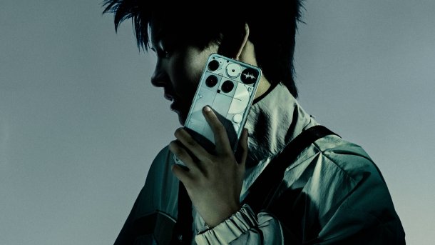 Die Rückseite des Nothing Phone 3 in der Hand eines Mannes 