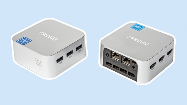 Der Firebat T8 Plus, ein Mini-PC aus China, einmal von vorn und einmal von hinten fotografiert.