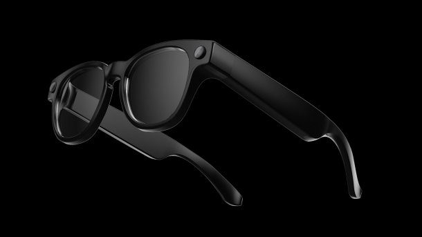 Schwarze KI-Brille Mentra Live mit Kamera am Rahmen, schlankem Design und dezentem Techniklook auf schwarzem Hintergrund.