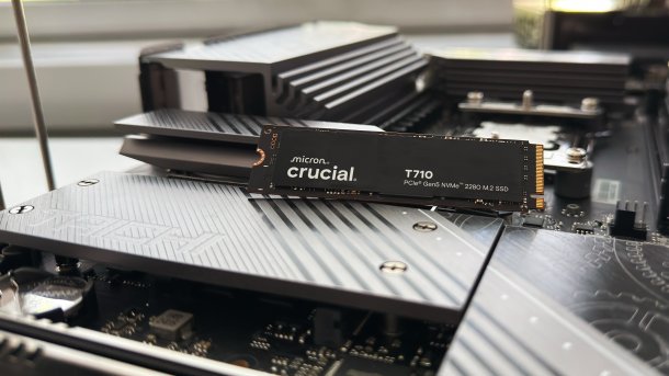 SSD liegt auf einem Mainboard vor einem Fenster