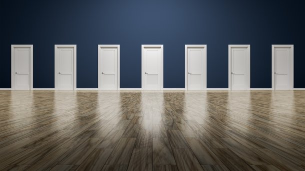 Mehrere Türen an einer Wand.