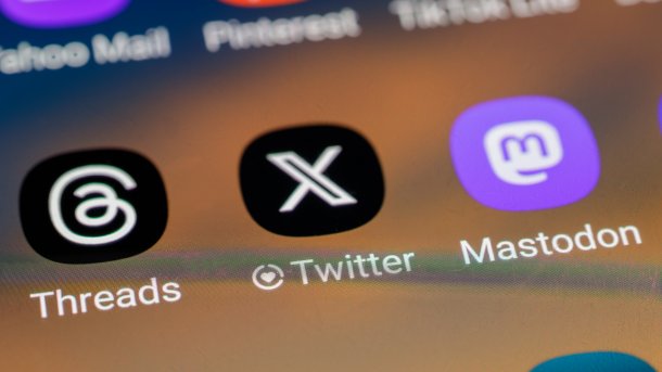 Threads, X/Twitter and Mastodon on smartphone