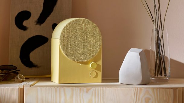 Ikea Nattbad Bluetooth-Lautsprecher in Gelb auf Schrank