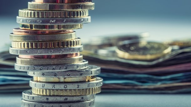 Geldscheine und aufgetürmte Münzen