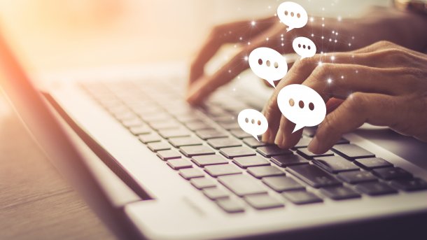 Frau tippt an Laptop Kommentare