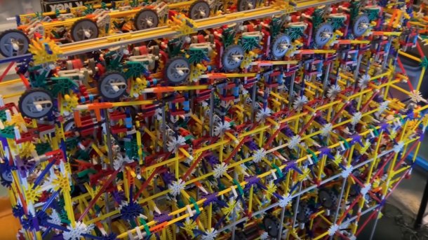 The calculating machine made from K'nex parts.