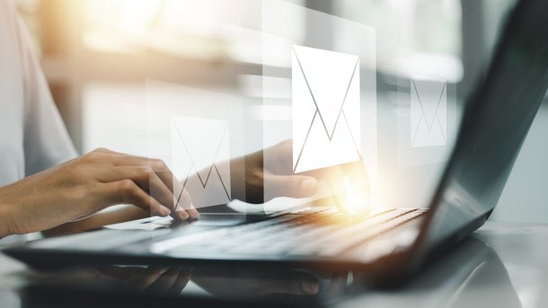 Person tippt am Laptop.