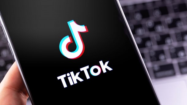 Tiktoks Logo auf einem Handybildschirm