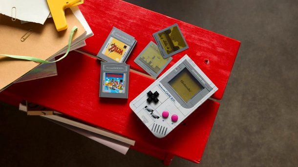 Lego Game Boy mit Cartridges auf Tisch