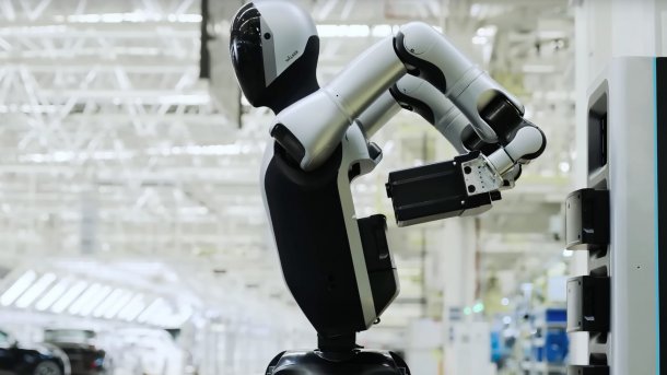 Walker S2 robot replaces its own battery.