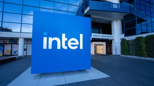Schild mit Intel-Logo am Firmensitz