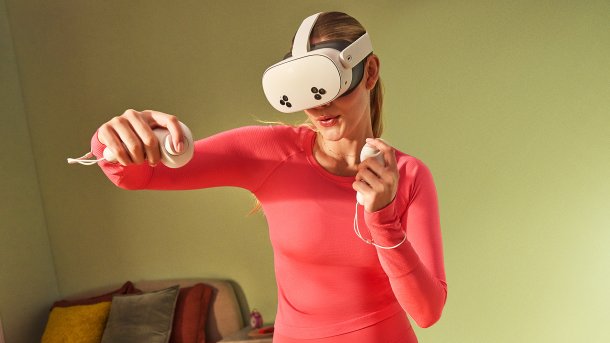 Eine Meta Quest 3 VR-Brille auf weißem Hintergrund umgeben von Spiele-Covern.