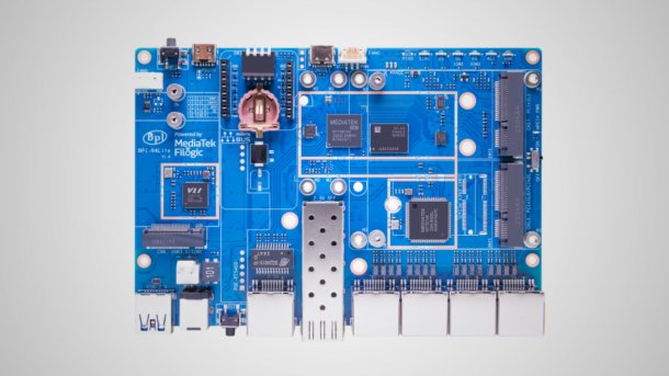 Das Board ist von oben zu sehen. Man sieht die Netzwerkanschlüsse