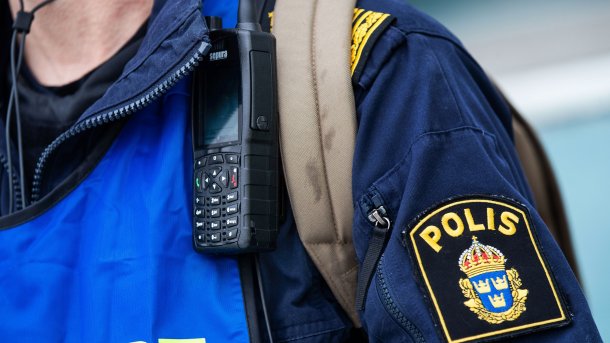 Ein Funkgerät an der Uniform eines schwedischen Polizisten.
