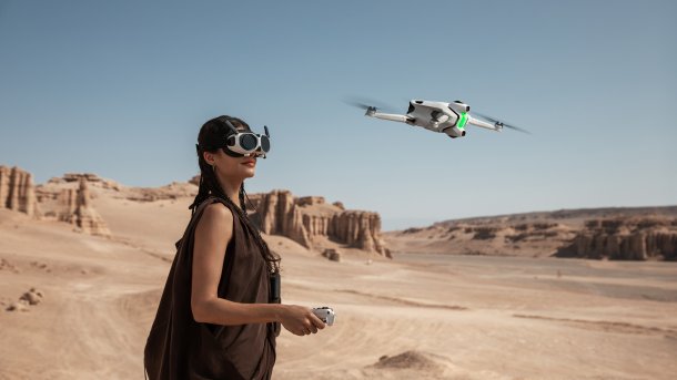 Frau setzt eine FPV-Drohne in einer Wüste ein