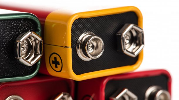 Nahaufnahme mehrerer 9V-Batterien