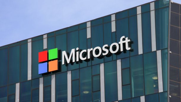 Microsoft-Schild an dunklem Geböude