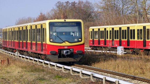 S-Bahn Berlin mit einem Zug der Baureihe ET 481/482