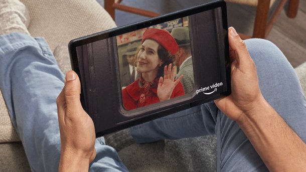 Amazon Fire Max 11 mit Prime Video im Schoß eines Nutzers