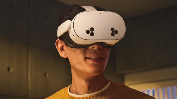 Nahaufnahme eines Mannes mit Quest-3S-Headset. Auf der Vorderseite sind sechs Sensoren zu sehen.