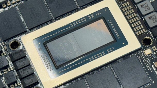 Nackter Nvidia-Prozessor auf einem Mainboard