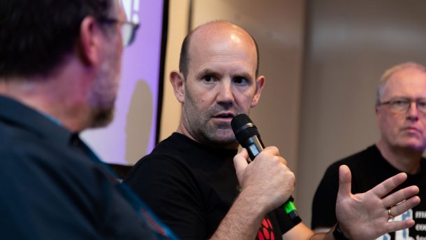 Raspberry-Pi-Chef Eben Upton im Gespräch mit Daniel Bachfeld (links) und Christof Windeck