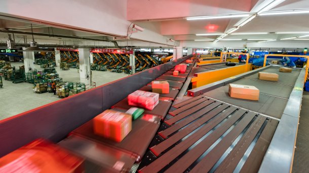 Pakete auf einem Laufband