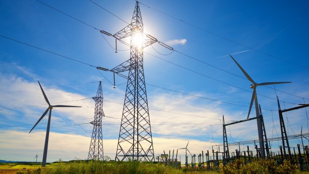 Umspannwerk und im Hintergrund Windturbinen