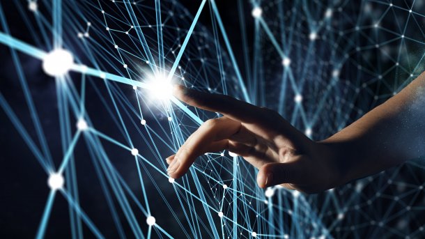 Ein Netz mit Datenpunkten. Auf einen Datenpunkt zeigt ein Finger einer Hand.