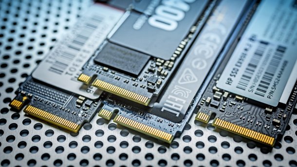 SSDs as M.2 cards lie next to each other on a metal grid