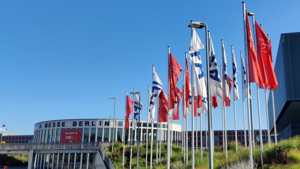 Fahnenstangen mit Fahnen vor dem Berliner Messegelände
