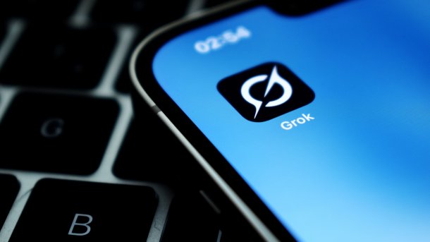 Das Logo von Grok auf einem Smartphone