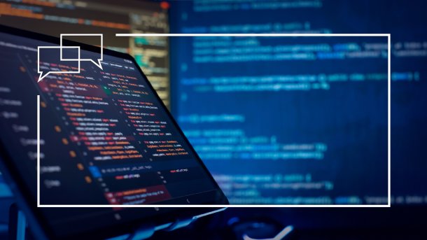 Laptop mit Code-Zeilen