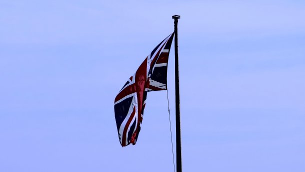 Cartoon-Illustration eines in leichtem Wind hängenden Union Jack auf einer Fahnenstange