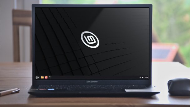 Linux Mint 2.22 Desktop auf Notebook auf Tisch