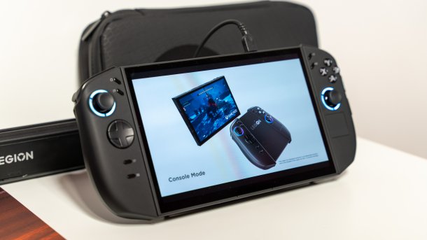 Handheld-PC steht auf einer weißen Ablage