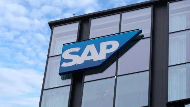 SAP-Buchstaben an einem Glasgebäude