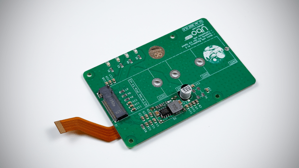 Man sieht den Adapter von oben. Er ist so groß wie der Pi und hat Platz für lange M.2-SSDs.