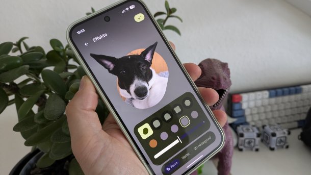 Smartphone with the Android 16 Material 3 Expressive lock screen