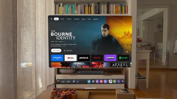 Wohnzimmer mit schwebendem MR-Fenster, das den Film "Bourne Identity" zur Auswahl zeigt.