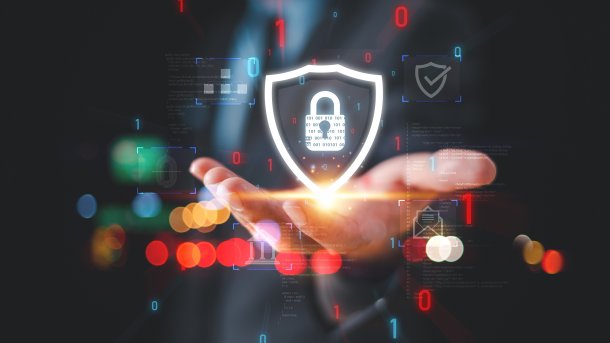 Sicherheitsschloss auf einer ausgestreckten Hand