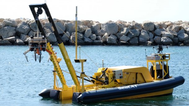 SeaCat-Boot mit Unterwasserrobotern und Drohne in einem Hafen.