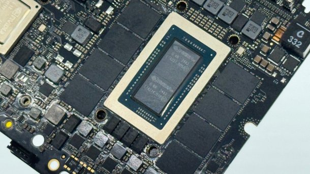 Nackter Nvidia-Prozessor auf einem Mainboard