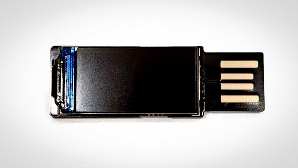 USB-Display vor weißem Hintergrund