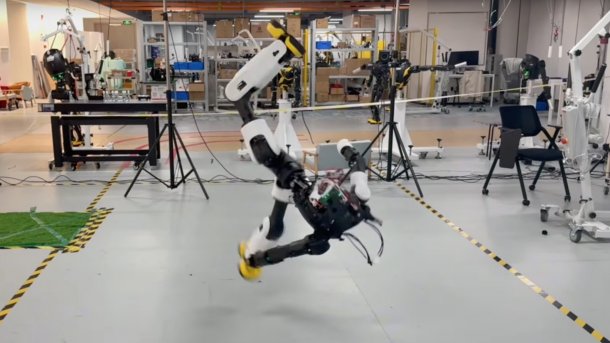 Lingxi-X2-Roboter beim Webster-Flip