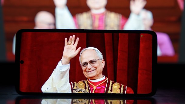 Bild von Papst Leo auf einem Smartphone