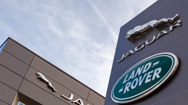 Schilder von Jaguar und Land Rover vor einem Autohaus