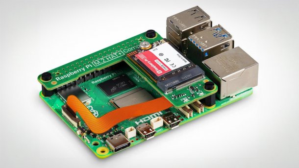 Raspberry Pi mit SSD auf weißem Untergrund
