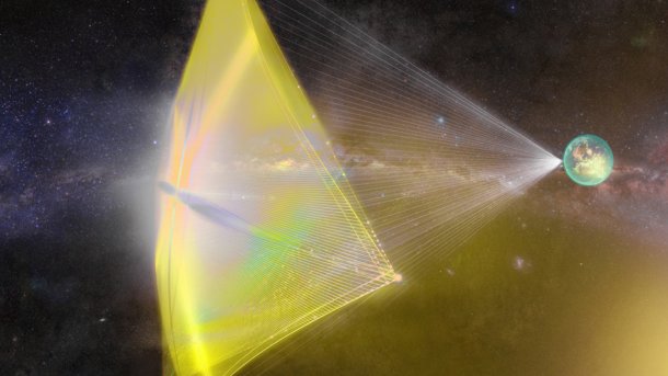 Riesiges, halbdurchsichtiges Segel im Weltraum