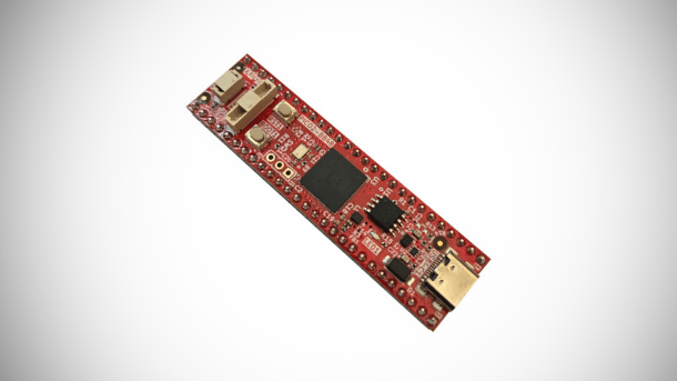 Das Board ist ein langer Riegel. In der Mitte sitzt der PICO-Chip. Unten ist eine USB-C-Buchse zu sehen.